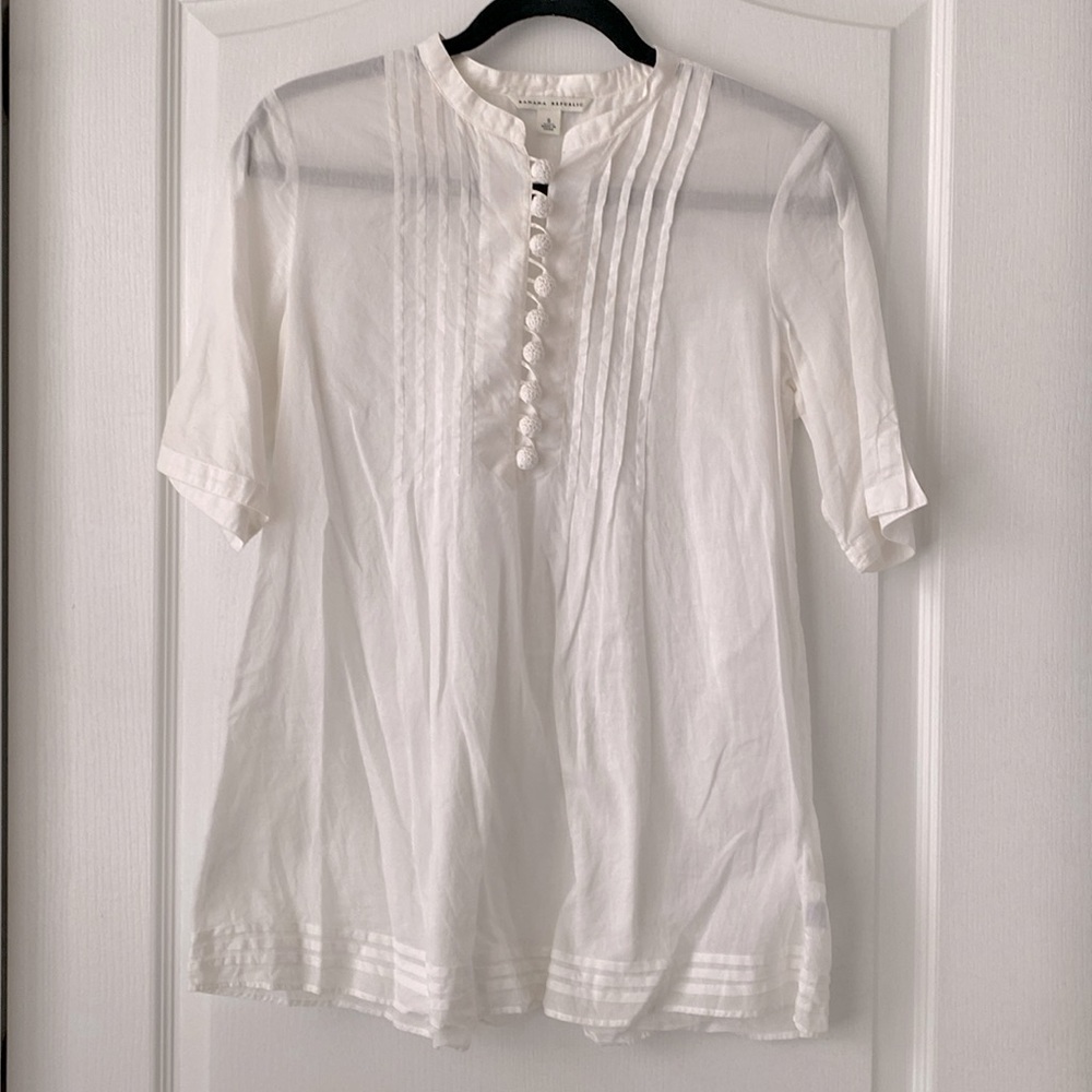 Banana Republic size small top. Sheer. Functional buttons.